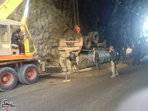 رئیس راهداری و حمل و نقل جاده ای چگنی: تریلر نفت کش در تونل معمولان واژگون شد