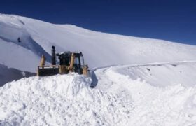 برف راه ارتباطی ۲۶۵روستای استان لرستان را قطع‌ کرد