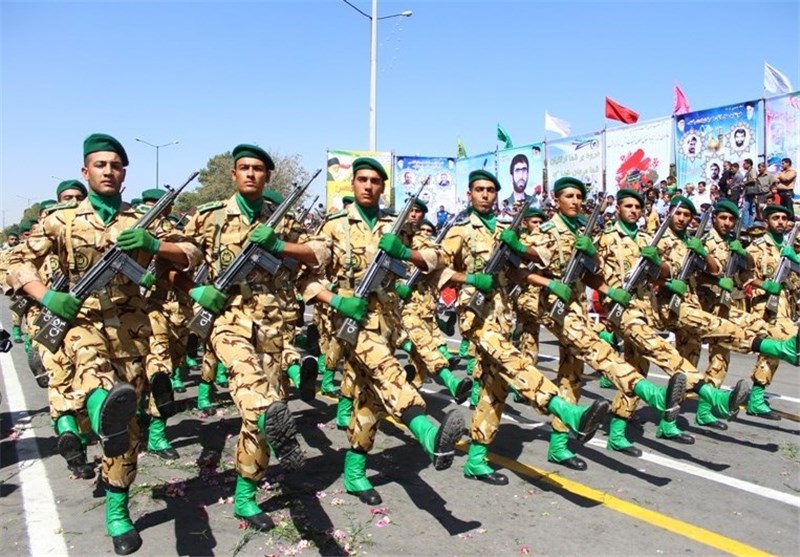 هم‌زمان با سراسر کشور  مراسم رژه نیروهای مسلح ارتش استان لرستان برگزار شد