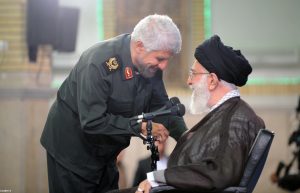 فیلم/مداحی صادق آهنگران در جمع فرماندهان سپاه