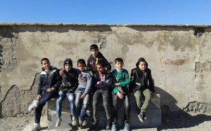 “بلوران” کوهدشت، روستایی با میراث متروک؛ یخ زدن دانش‌آموزان در کلاس‌های نفتی