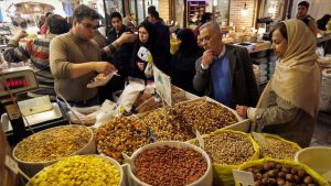 رونق بازار آجیل محلی در سلسله با طعم یلدا