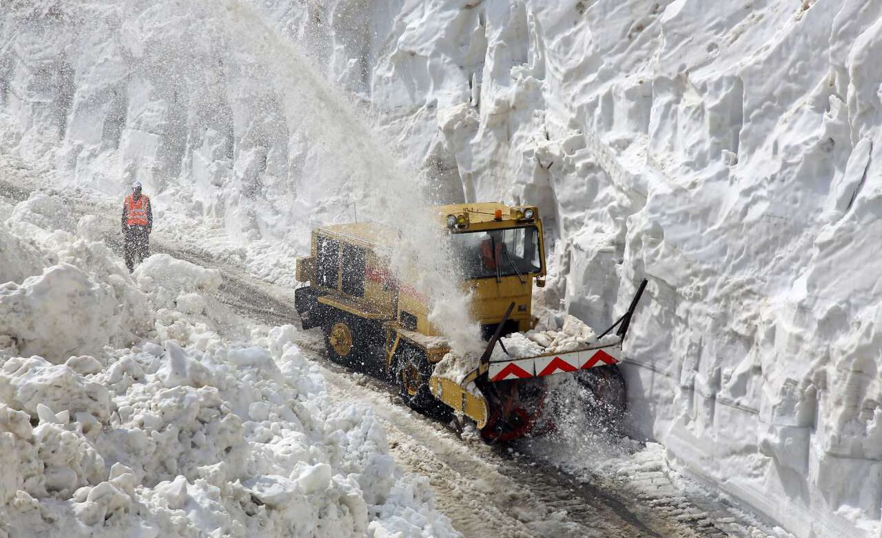 برف راه ارتباطی ۲۳ روستای سلسله را مسدود کرد