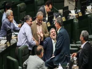 ضربه‌هایی که نمایندگان سودجو و فرصت طلب به اقتصاد زدند/ چرا برخی از نمایندگان چشم خود را روی کم‌کاری‌های دولت بستند؟