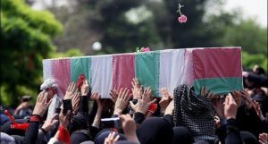 لرستان فرزندش را در آغوش گرفت/وداع مردم ولایی خرم‌آباد با شهید «سپهوند»