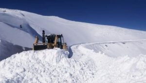 برف راه ارتباطی ۲۶۵روستای استان لرستان را قطع‌ کرد