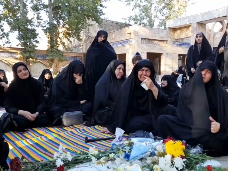 شمع هایی که با اشک دلتنگی روشن شدند
